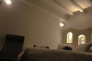 カタポラにあるAmorgos Pearlsのベッドルーム1室(ベッド1台、椅子付)