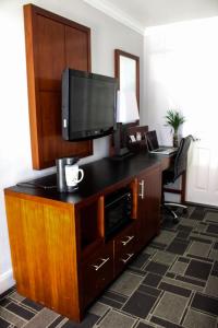 a desk with a television on top of it at Bay Bridge Inn San Francisco in San Francisco