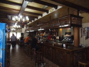 un restaurante con gente sentada en un bar en Hostal Los Galgos, en Yepes