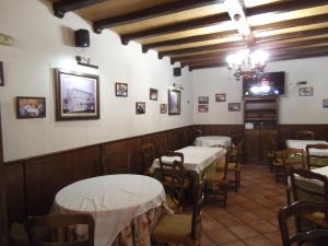 Reštaurácia alebo iné gastronomické zariadenie v ubytovaní Hostal Los Galgos
