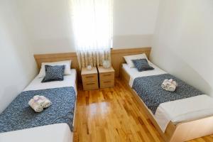 Posteľ alebo postele v izbe v ubytovaní Apartments Sara & Nina