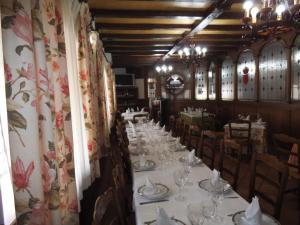 Reštaurácia alebo iné gastronomické zariadenie v ubytovaní Hostal Los Galgos