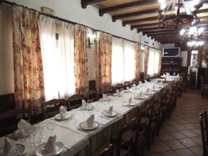 Reštaurácia alebo iné gastronomické zariadenie v ubytovaní Hostal Los Galgos