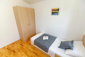 Posteľ alebo postele v izbe v ubytovaní Apartments Sara & Nina