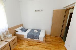 Posteľ alebo postele v izbe v ubytovaní Apartments Sara & Nina