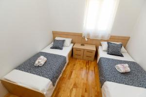 Posteľ alebo postele v izbe v ubytovaní Apartments Sara & Nina