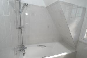een badkamer met een douche en een wastafel bij Appartement Solidor Vue Mer in Saint-Malo