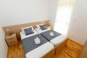 Posteľ alebo postele v izbe v ubytovaní Apartments Sara & Nina