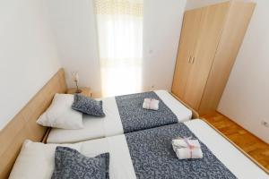 Posteľ alebo postele v izbe v ubytovaní Apartments Sara & Nina