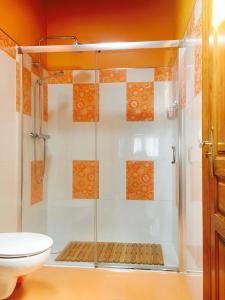 una ducha con puerta de cristal en un baño en La Galayca, en El Barcenal 34 fotos más