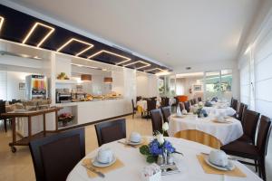 Reštaurácia alebo iné gastronomické zariadenie v ubytovaní Hotel La Meridiana