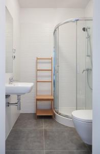 un bagno con doccia, lavandino e WC di Sunrise Apartamenty a Łeba Altre 37 foto