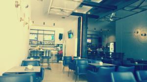 Un restaurante o sitio para comer en The Manessi City Boutique Hotel