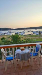 - Balcón con mesa y sillas y vistas al puerto en Guesthouse Mira, en Rab