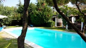 una piscina in un cortile alberato di Resort Siranita a Ercolano