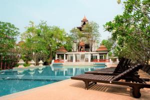 una piscina con una casa en el fondo en Tropical Garden Paradise Villa, en Na Jomtien