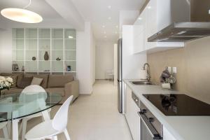 a kitchen and living room with a glass table at Acropolis Museum - Modern Living [I] in Athens