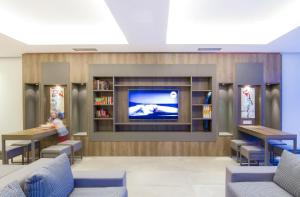 Ntinas Filoxenia Hotel & Spa的电视和/或娱乐中心