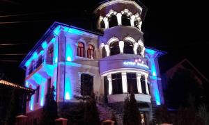 プレデアルにあるPension Casa Dunareaの青いライトが灯る灯り屋