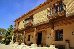 un gran edificio de ladrillo con ventanas y balcones en Hotel Rural San Hipólito, en Támara