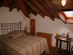 1 dormitorio con cama y techo de madera en Hotel Rural San Hipólito, en Támara
