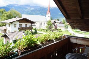 Vista generica sulle montagne o vista sulle montagne dall'interno dell'agriturismo