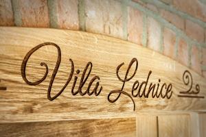 Vila Lednice في ليدنيس: علامة على فيلا leidenulum مكتوبة على جدار