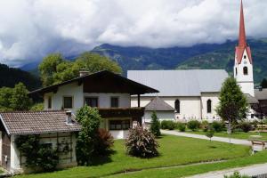 Vista generica sulle montagne o vista sulle montagne dall'interno dell'agriturismo