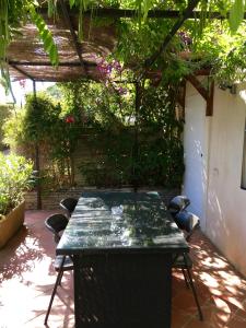 サントロペにあるMaison d'Elieの庭園内のパティオ(テーブル、椅子付)