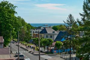 - une vue sur une rue d'une petite ville dans l'établissement Pensjonat IBIZA Władysławowo - Tanie pokoje blisko plaży, à Władysławowo