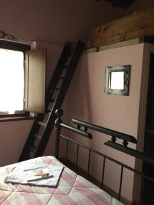 sypialnia z łóżkiem i spiralnymi schodami w obiekcie Agriturismo Casale Loreto w mieście Corchiano +9 zdjęć