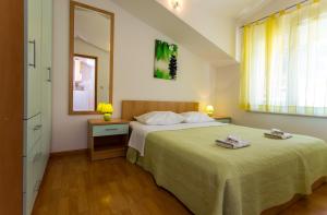 Ένα ή περισσότερα κρεβάτια σε δωμάτιο στο Apartments in Villa TOP TROGIR
