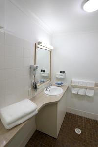 A bathroom at Tamworth Motor Inn & Cabins