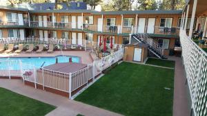 A view of the pool at Alpine Inn & Spa or nearby