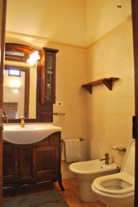 普雷托羅的住宿－Stone House Ilovemajella，一间带水槽和卫生间的浴室