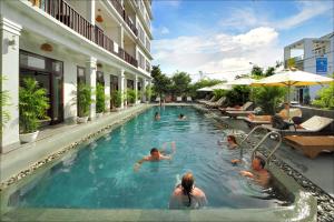 Bazén v ubytování Sunshine Hoian Hotel nebo v jeho okolí