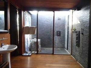Aythaya Monte diVino Lodge في تاونغي: حمام مع دش مع باب زجاجي