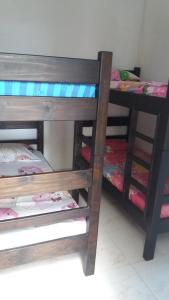 a pair of bunk beds in a room at Casa Campestre La Heredera in Villavicencio