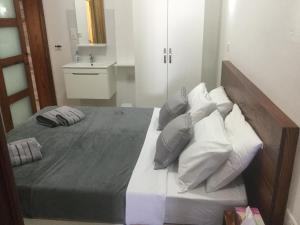 Postel nebo postele na pokoji v ubytování Beachfront Deluxe Apartment