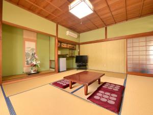 TV a/nebo společenská místnost v ubytování Kikuya Ryokan + 22 fotografií