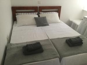 Postel nebo postele na pokoji v ubytování Beachfront Deluxe Apartment