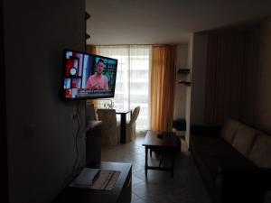 sala de estar con TV de pantalla plana en la pared en Apartment L4 Sunset Beach 2, en Sunny Beach