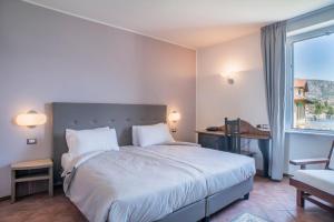 Posteľ alebo postele v izbe v ubytovaní Hotel Lenno