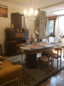 - un salon avec une table et des chaises dans l'établissement Appartamento Turistico Dal Morino, à Castiglione dei Pepoli