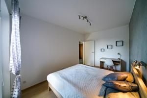 Łóżko lub łóżka w pokoju w obiekcie Apartamenty City View od WroclawApartament-pl
