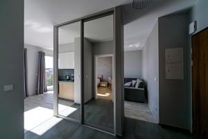 Łóżko lub łóżka w pokoju w obiekcie Apartamenty City View od WroclawApartament-pl