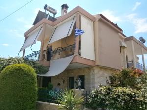 ニキティにあるSofia's Villaの旗のある家