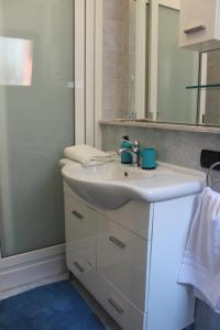 カターニアにあるA casa di Ettoreのバスルーム(白い洗面台、鏡付)