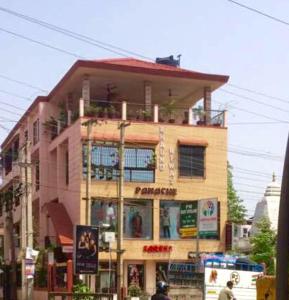 un edificio en la esquina de una calle de la ciudad en Eastin Homestay, en Guwahati