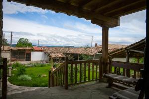 una vista desde el porche de una casa en Mutafova Guest House, en Veliki Preslav